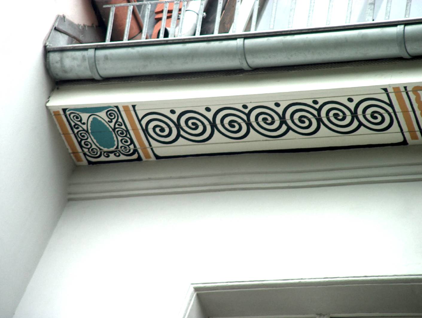 Nachdem der staatl. gepr. Techniker und Malermeister Norbert Schimpf mit dem in Form eines Restaurator arbeitenden Kollegen Jürgen Konieczny die ursprüngliche Dachkasten – Gestaltung gesichert hat, wurde von Malermeister Schimpf die Bemalung als Fassadenmalerei bzw. Dachkastenmalerei wieder neu angebracht (Rekonstruiert)